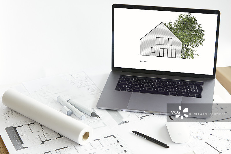 房屋建筑模型与笔记本电脑施工图图片素材