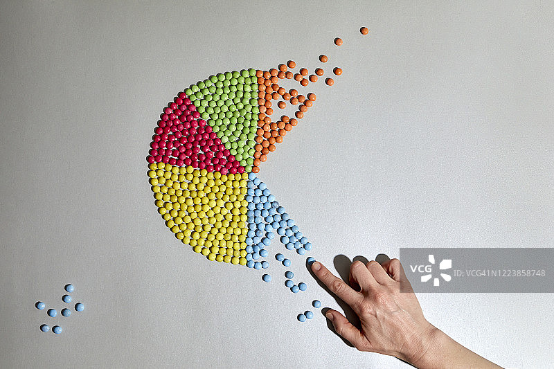 手和彩色饼图图片素材