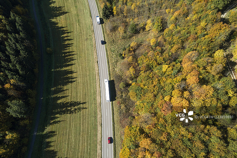 德国巴登-符腾堡布伦茨河畔海登海姆秋季森林边缘高速公路交通航拍图片素材