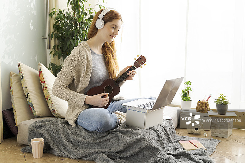 年轻女人在家中参加在线辅导课程图片素材
