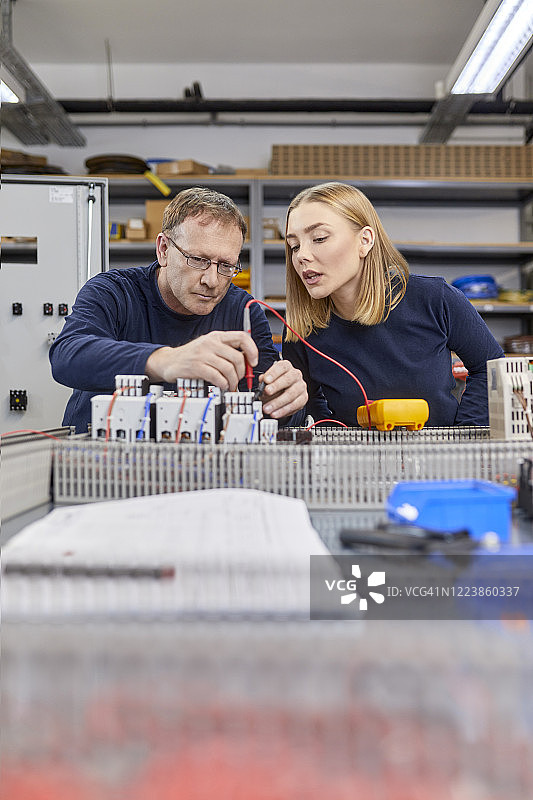 在车间电路工作的两位电工图片素材
