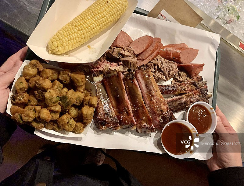 新鲜德克萨斯烤肉秋葵拼盘图片素材