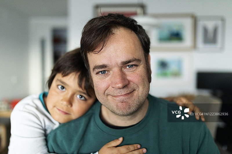 父亲和儿子在家中的肖像图片素材