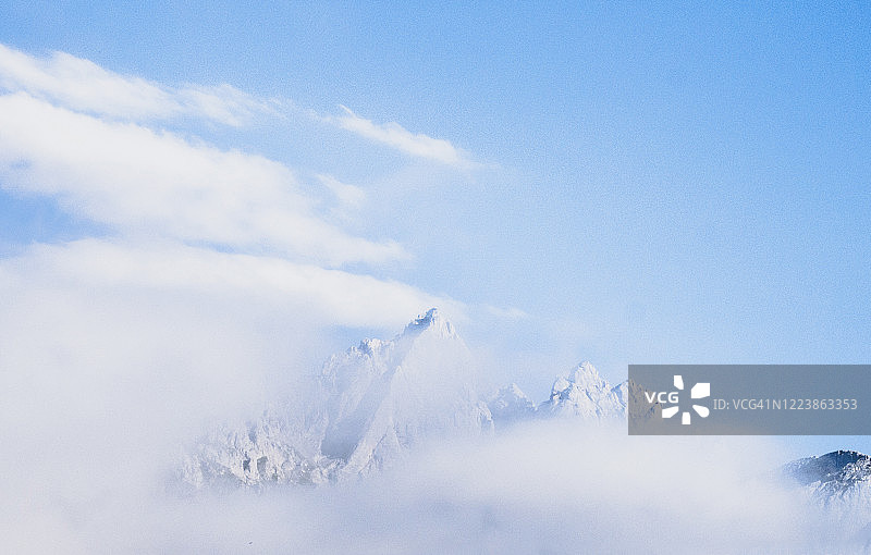 西班牙坎塔布里亚：笼罩在欧洲之峰雪峰上的云彩图片素材