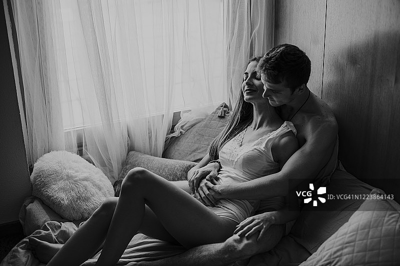 亲密的情侣躺在床上图片素材