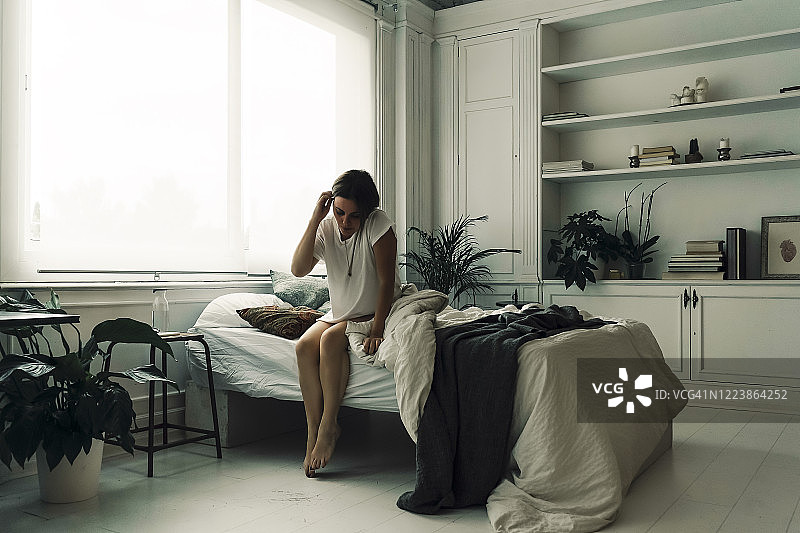 早上起床的中年妇女图片素材