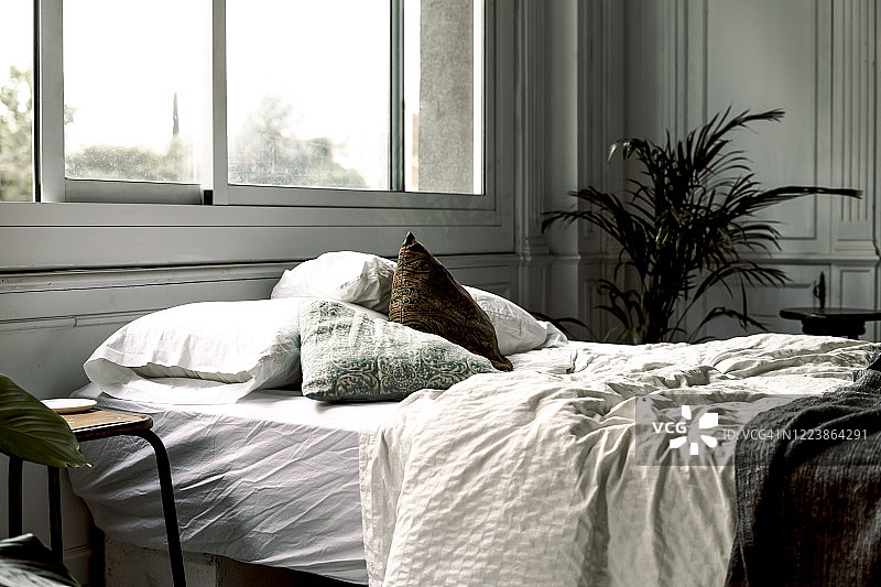 阁楼里未整理的床铺图片素材