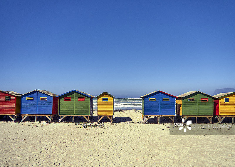南非穆izenberg海滩的彩色小屋图片素材