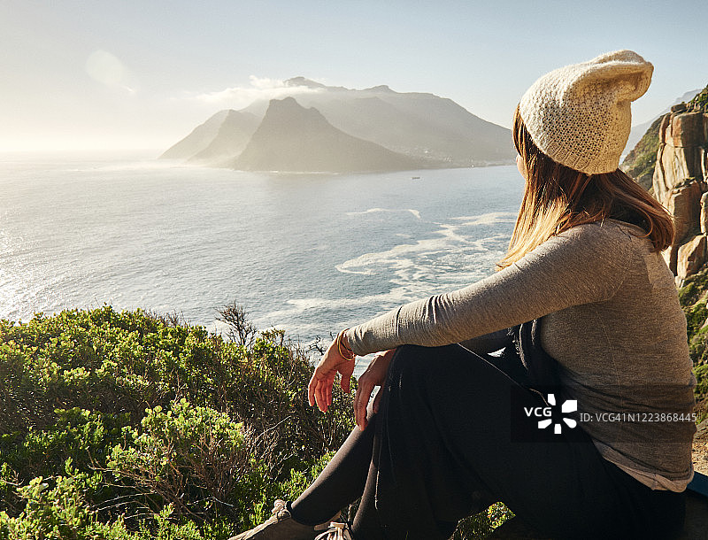 女人在查普曼峰顶欣赏风景，南非图片素材