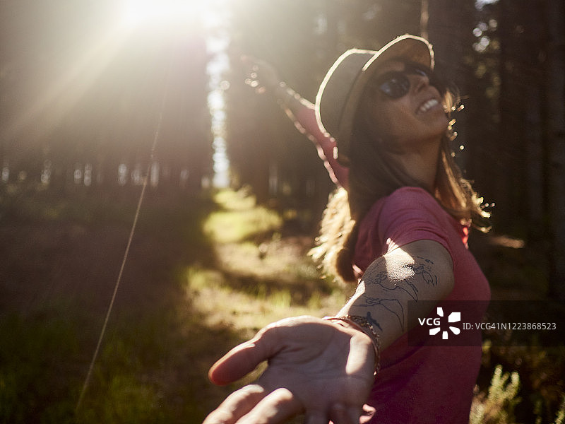 在南非斯韦伦丹的逆光森林空地上，快乐的女人图片素材