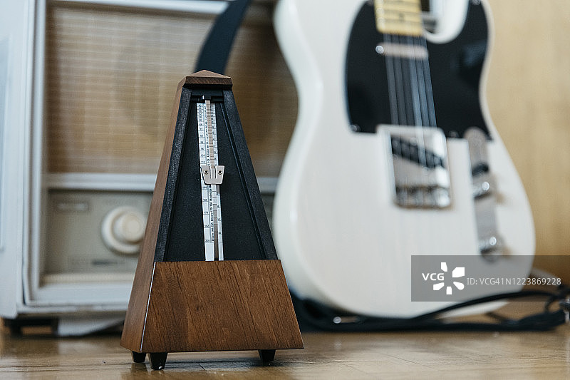 节拍器、电吉他和旧收音机背景图片素材