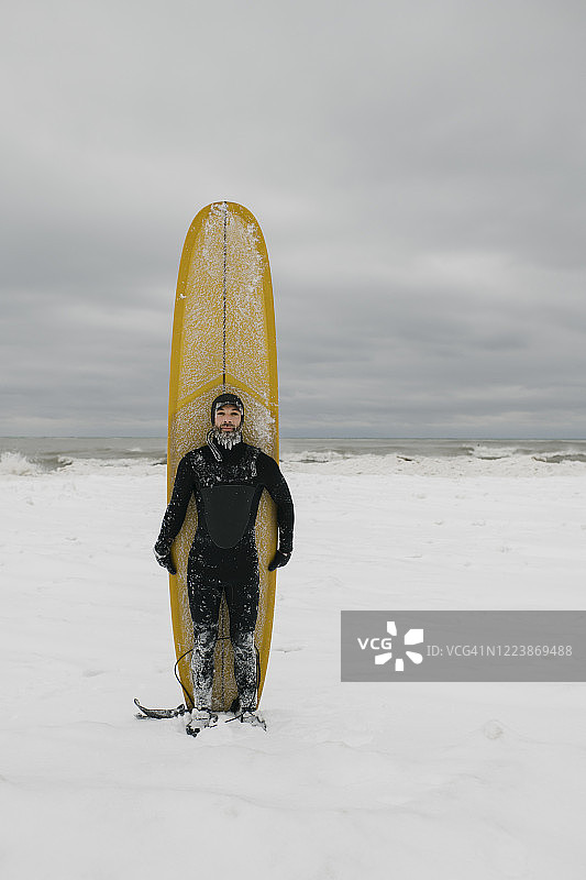 在加拿大的安大略省，冲浪者带着冲浪板在雪地里图片素材