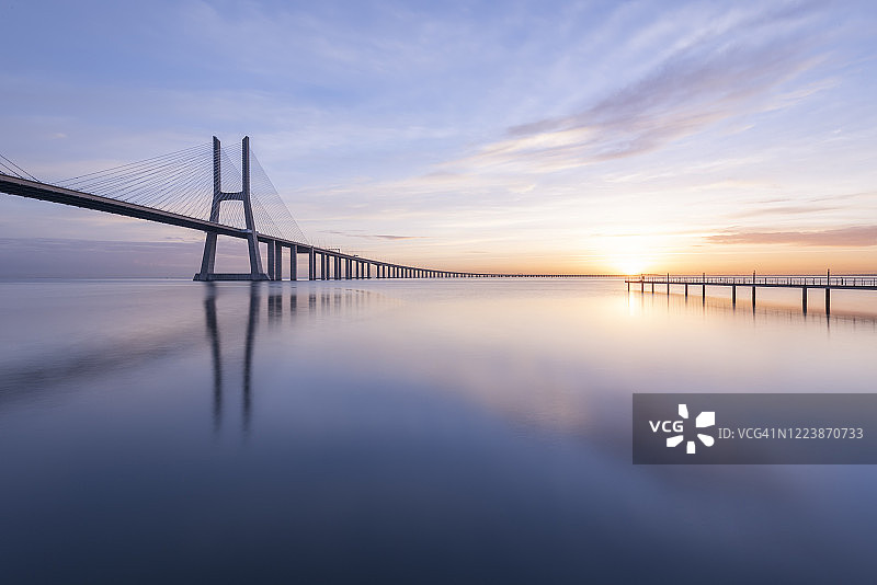 葡萄牙里斯本瓦斯科达伽马大桥在阴郁的日出中图片素材