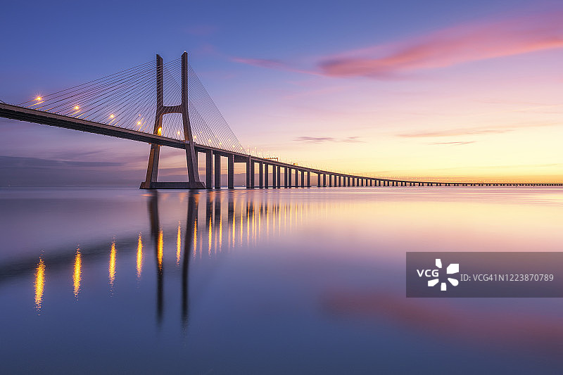 葡萄牙里斯本瓦斯科达伽马大桥在阴郁的日出中图片素材