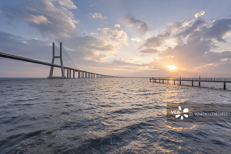 葡萄牙里斯本瓦斯科·达伽马大桥在阴沉的日出时分图片素材