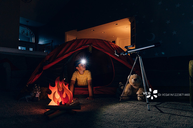 男孩在室内探索图片素材