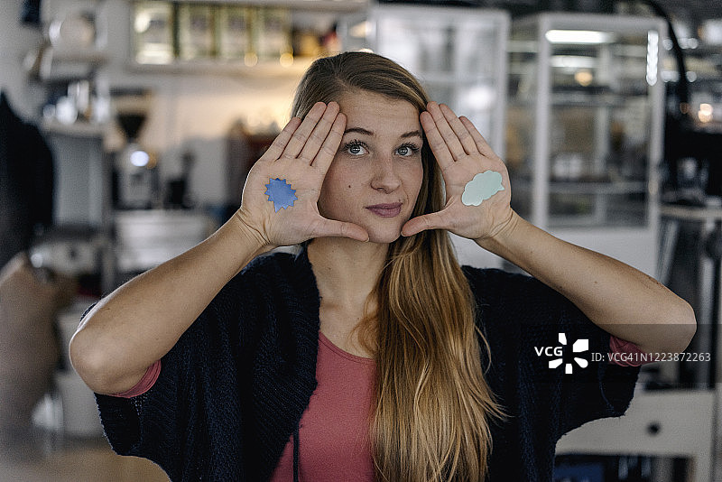 手上有气泡贴纸的年轻女子的肖像图片素材