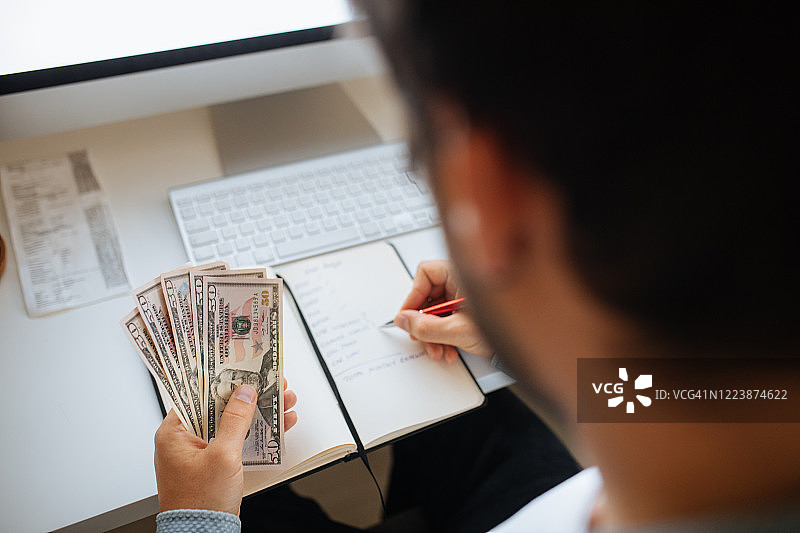 亲手管理家庭财务图片素材