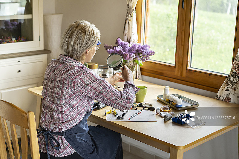 在家工作的妇女图片素材