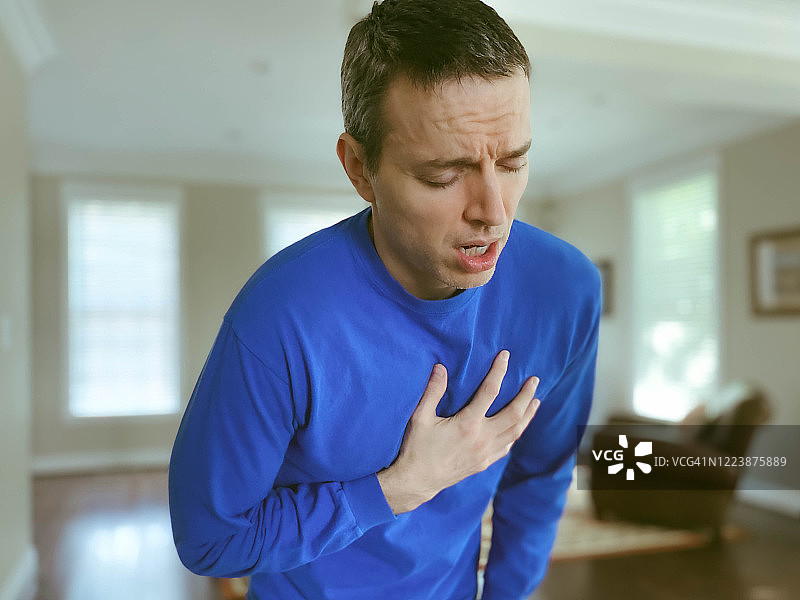 男人感到呼吸急促图片素材