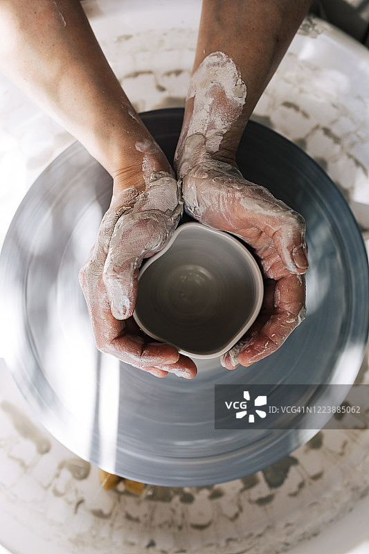 陶艺师在转盘上制作陶杯图片素材