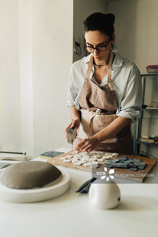 手工匠人制作陶瓷方砖图片素材