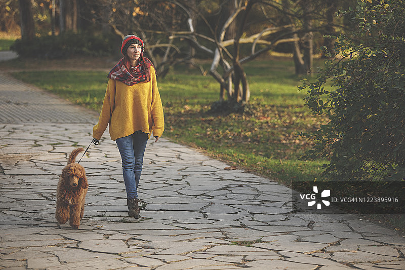 享受和最好的朋友在公园散步图片素材