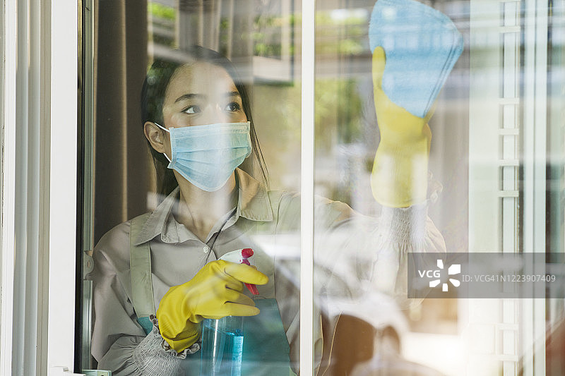 女保洁员打扫窗户图片素材