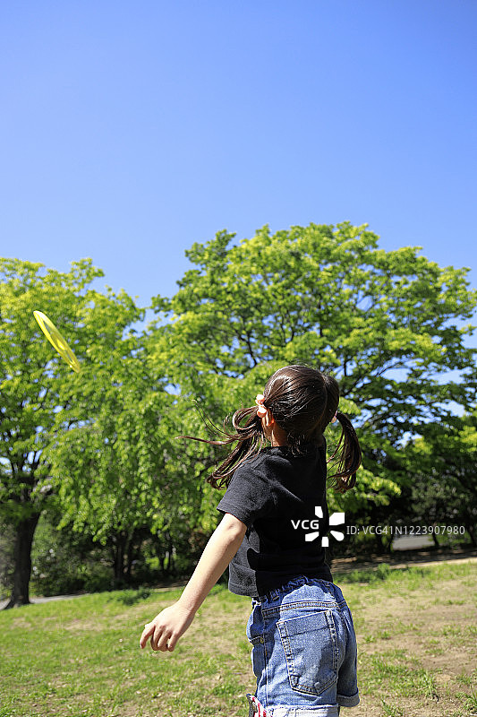 玩飞盘的日本女孩（5岁）图片素材