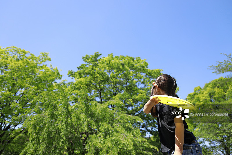 玩飞盘的日本女孩（5岁）图片素材