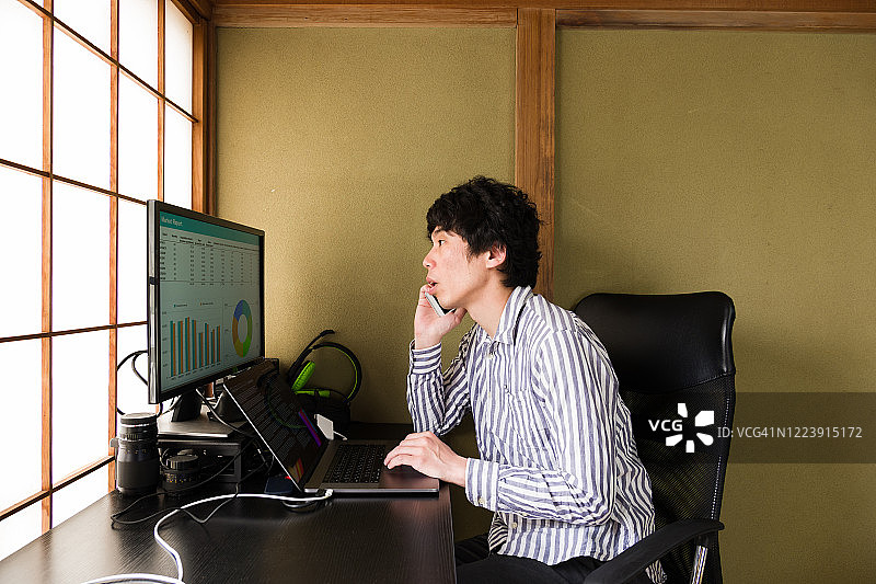 在家庭办公室工作的亚洲男人照片图片素材