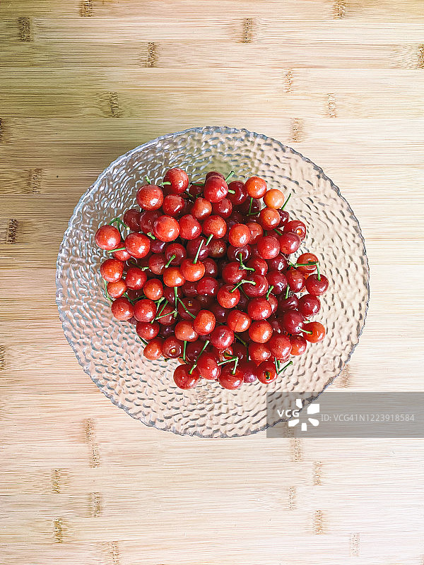 玻璃沙拉碗里的红色樱桃图片素材