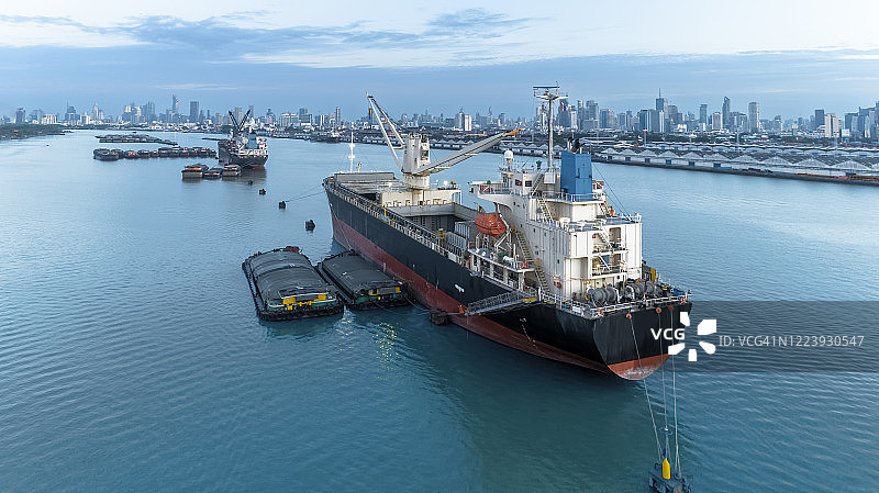 仓库中集装箱起重机吊运集装箱海运航拍俯视图片素材