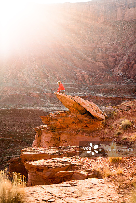 徒步穿越沙漠图片素材