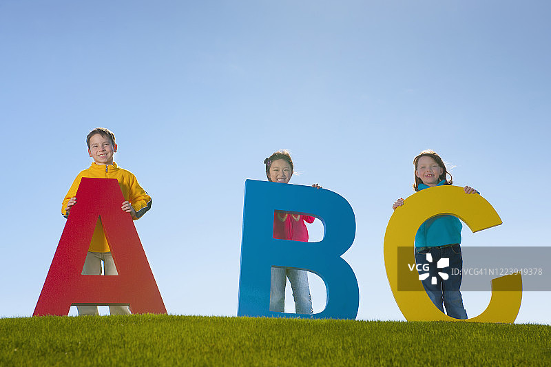 孩子们一起玩耍图片素材