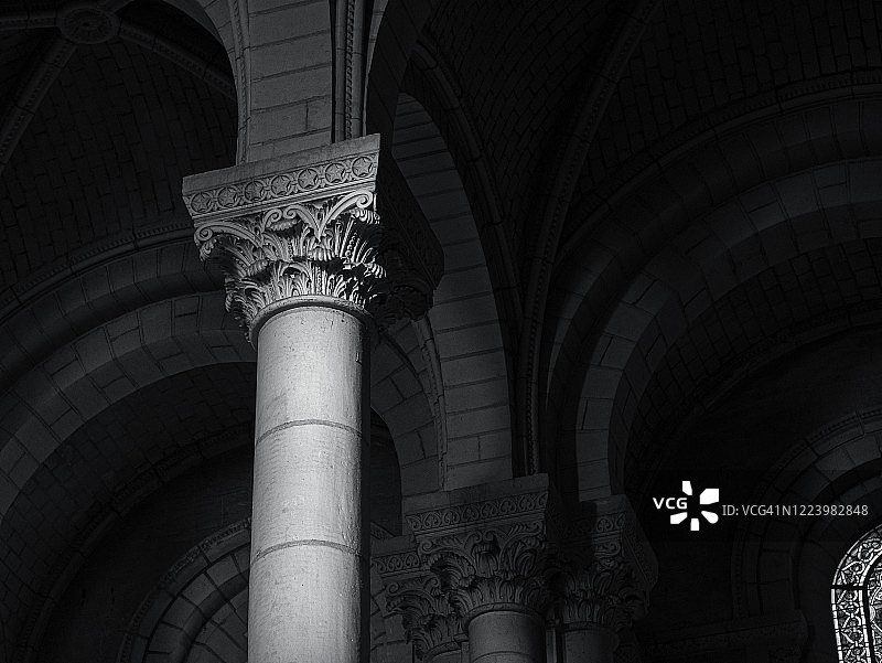 法国昂热圣莫里斯大教堂内部景象图片素材