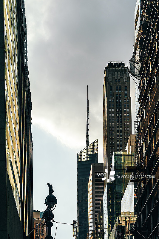 纽约市曼哈顿中城摩天大楼的仰视角度照片图片素材