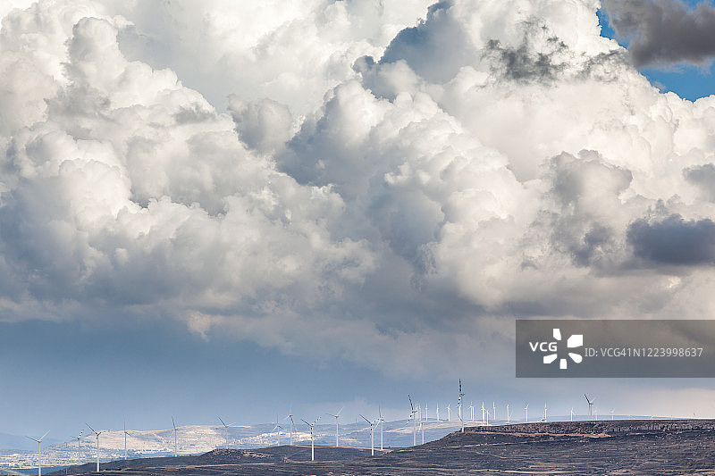 山脉中成排的风力涡轮机图片素材