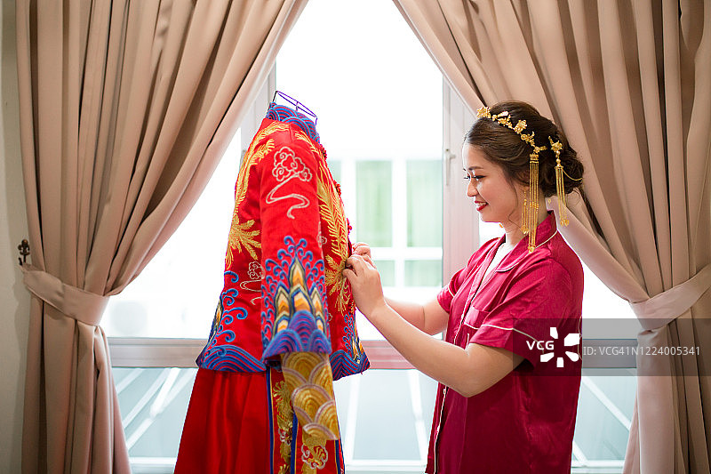 亚洲中国新娘准备婚礼，身穿中式婚纱图片素材