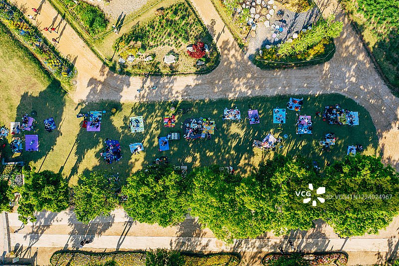 春日城市公园人群航拍图片素材