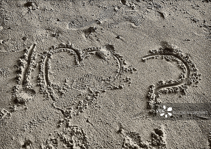 我爱谁？沙滩上的文字图片素材