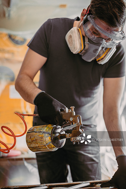 用喷枪喷涂橱柜图片素材