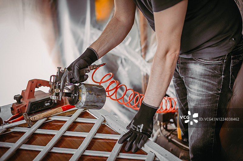 用喷枪上漆图片素材