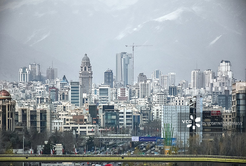 伊朗德黑兰天际线与厄尔布尔士山脉图片素材