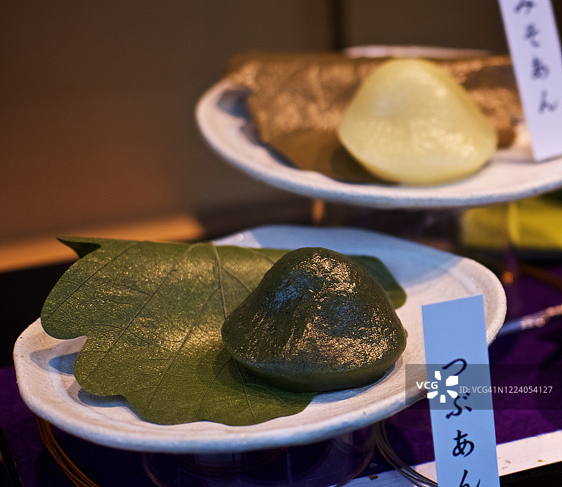 日本东京银座的和果子店橱窗里的麻糬糕点图片素材