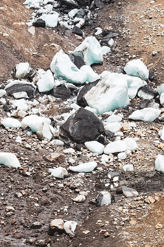 厄瓜多尔卡扬贝火山冰川上掉落的冰块图片素材