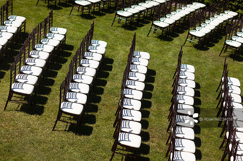 草地上为活动准备的椅子（俯视图）图片素材