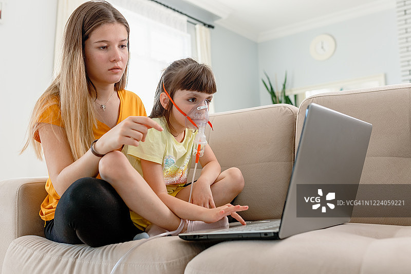 对妹妹感兴趣的大学生图片素材