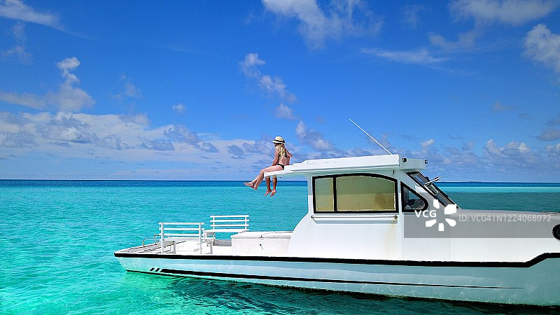 豪华游艇上的蜜月夫妇图片素材