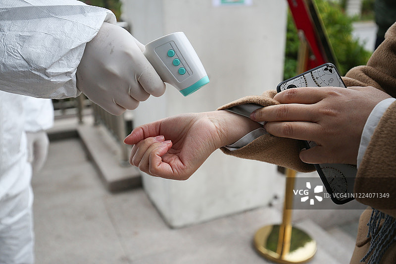 使用数字温度计测量新冠期间的体温图片素材